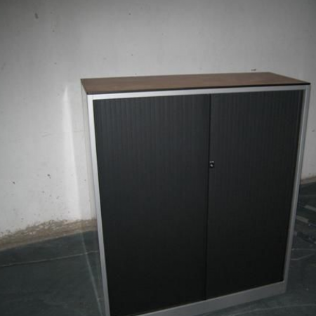 Ahrend roldeurkast/archiefkast 143 cm hoog met volkern blad Ahrend roldeurkast/archiefkast 143 cm hoog met volkern blad