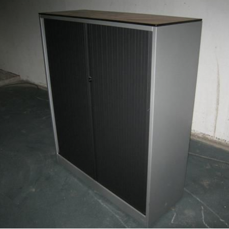 Ahrend roldeurkast/archiefkast 143 cm hoog met volkern blad Ahrend roldeurkast/archiefkast 143 cm hoog met volkern blad