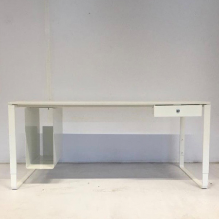 Konig & Neurath bureau kleur wit met nieuw bureaublad in kleur naar keuze Konig & Neurath bureau kleur wit met nieuw bureaublad in kleur naar keuze